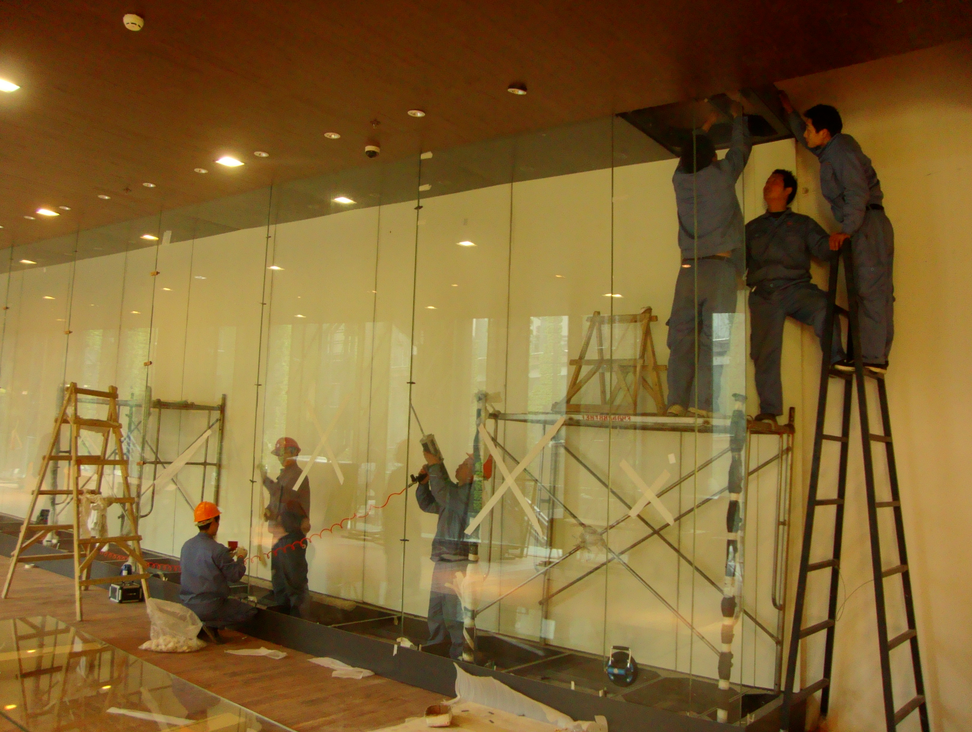 2010上海世博會克里克專業技術工人安裝展柜現場