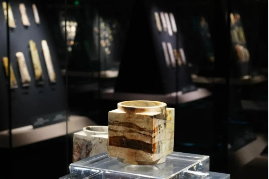看到這張照片，你是不是以為玉琮在“裸展”？沒錯，確實像。但它真的沒有裸展